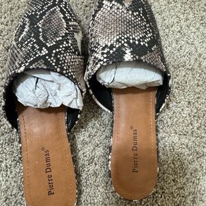 Pierre Dumas Snake Print Flat Mules Size 8M – Pointed Toe Slip On Shoes NWOB